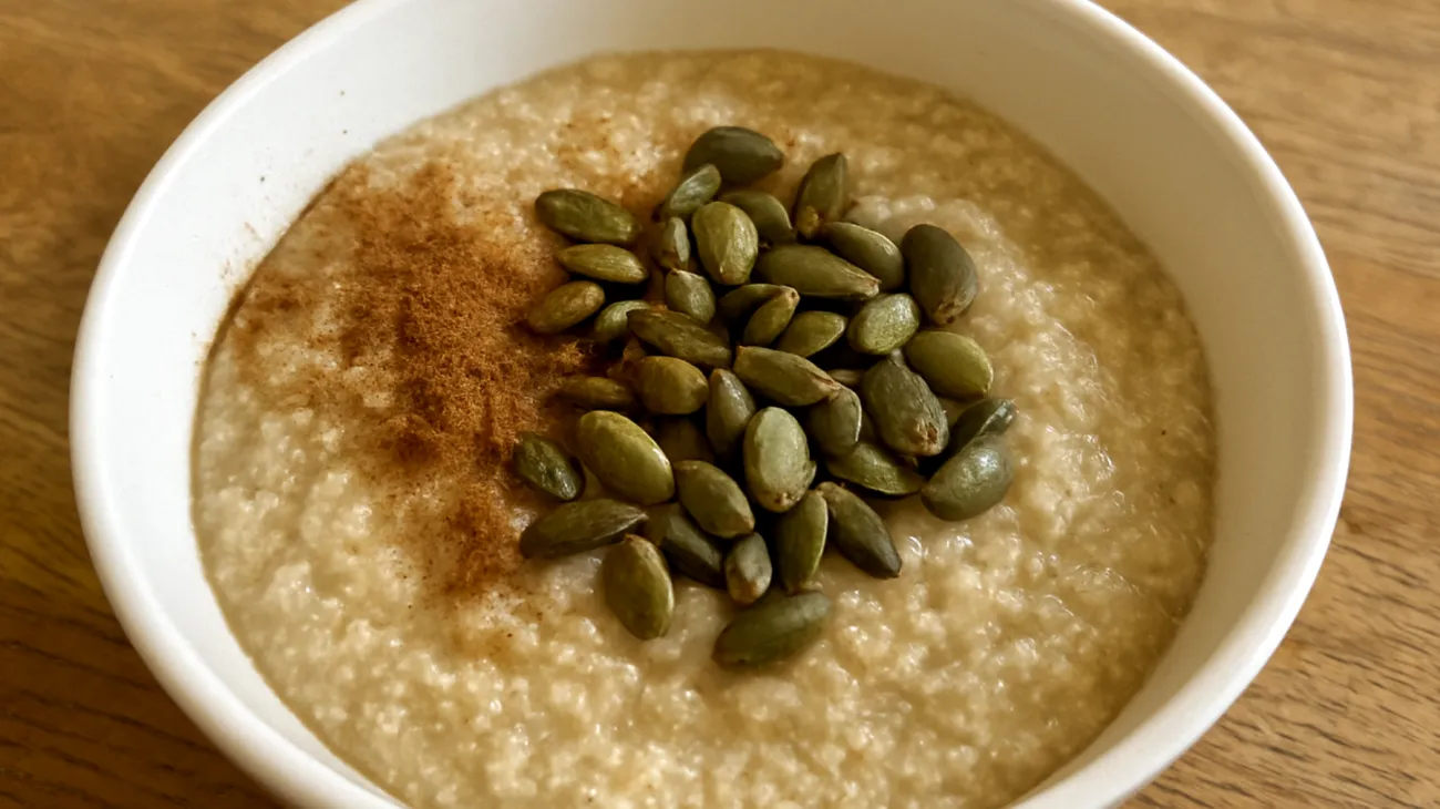 Amaranth-Porridge mit gerösteten Kürbiskernen und Zimt"