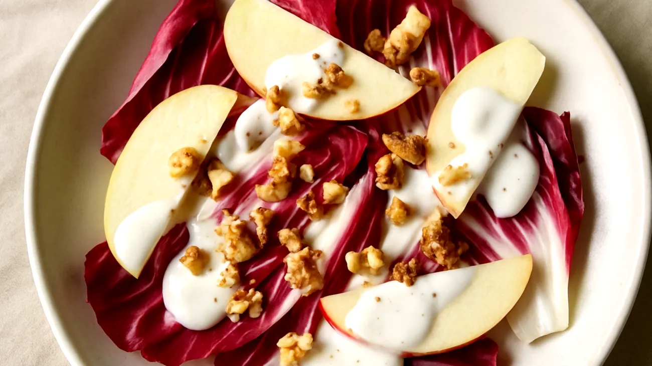 Chicorée-Apfel-Salat mit Walnüssen und Kefir-Dressing"