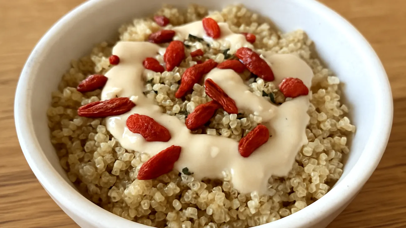 Hanfsamen-Quinoa-Bowl mit Goji-Beeren und Tahini-Dressing"