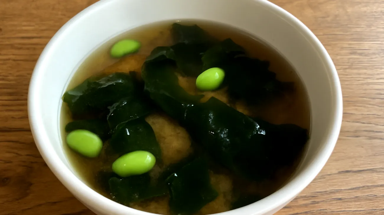 Miso-Suppe mit Wakame-Algen und Edamame"