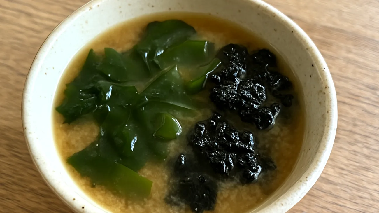 Miso-Suppe mit Wakame-Algen und fermentiertem Schwarzkohl"