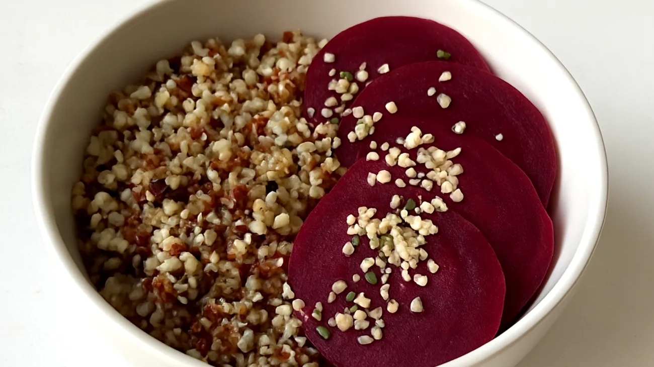 Quinoa-Buchweizen-Bowl mit fermentierten Roten Beten und Hanfsamen"