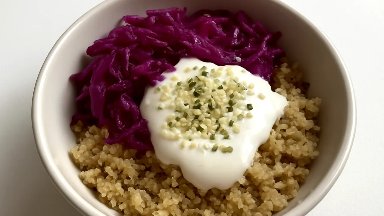 Quinoa-Kefir-Bowl mit fermentiertem Rotkohl und Hanfsamen"