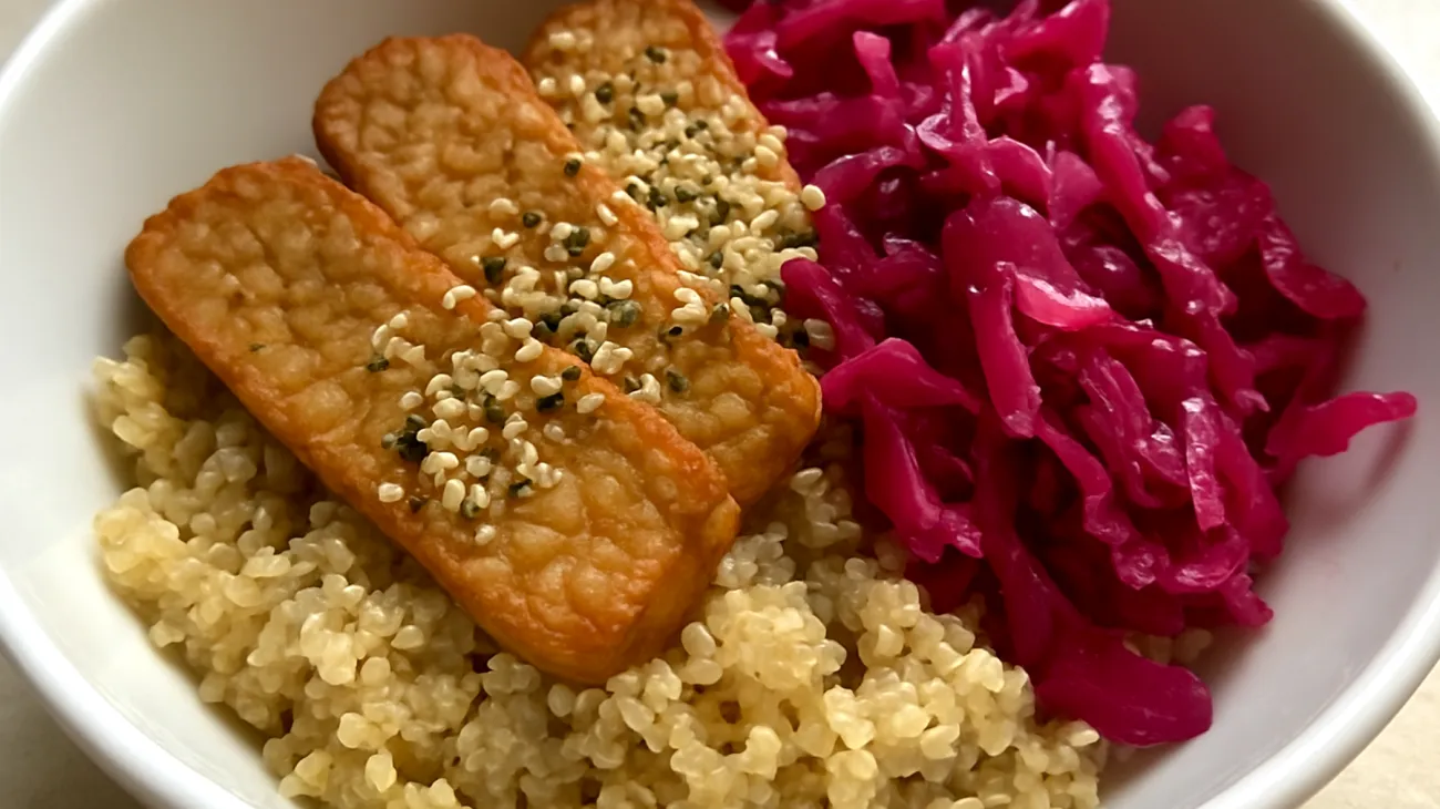 Quinoa-Tempeh-Bowl mit fermentiertem Rotkohl und Hanfsamen"